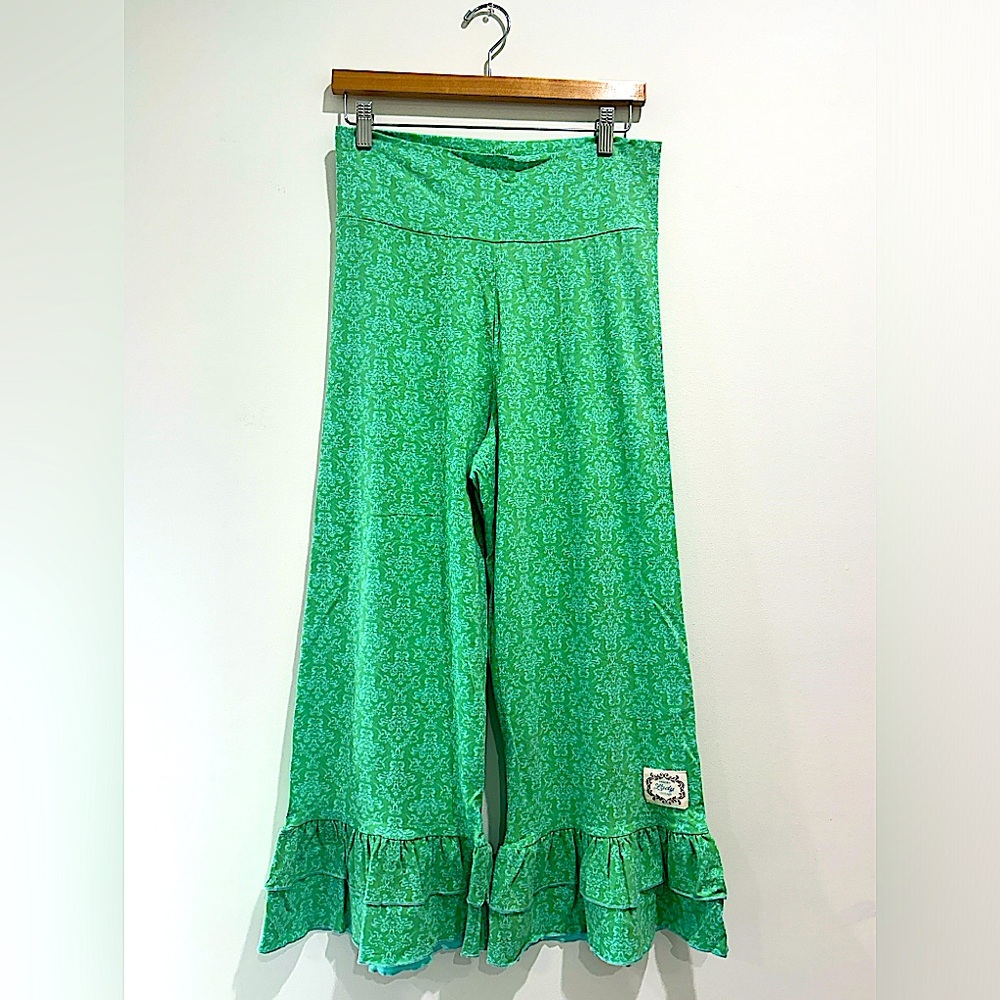 Damask Ruffle Capri - Picture 2 of 6